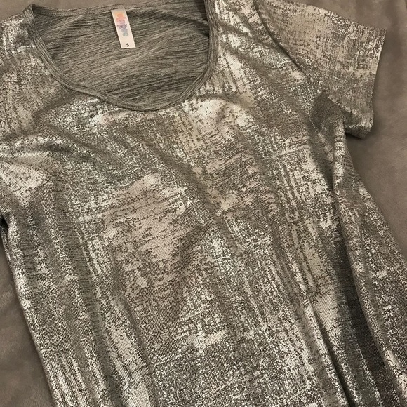 LuLaRoe Vintage Elegant Classic Tee 💖✨ - Picture 2 of 4